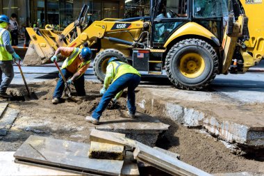 28 Temmuz 2021 New York New York ABD: Manhattan 'daki caddelerin yol inşaatında onarım.