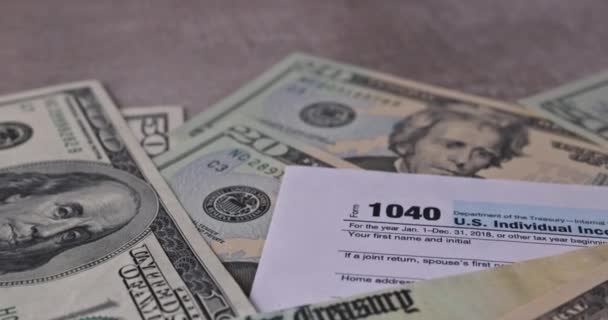 Bankbiljet in Amerikaanse dollar met Stimulus relief check op formulier 7200, vooruitbetaling van werkgeverskredieten wegens COVID-19 — Stockvideo