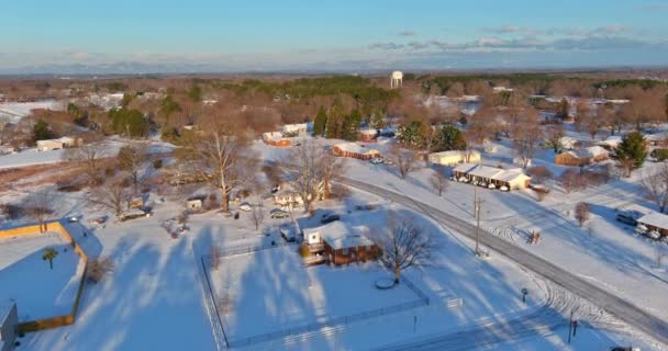 Muhteşem kış manzaralı çatı evleri. Hava manzarası karlı. Güney Carolina 'da kar yağdıktan sonraki kış boyunca küçük bir kasaba karlı. — Stok video