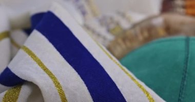 Kutsal kitap. Yahudi dini sembolleri olan shofar boynuzu.