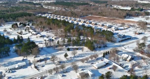 Panorama vista aérea en la pequeña ciudad americana asentamiento adosado los techos cubiertos de nieve de invierno de cabañas — Vídeo de stock