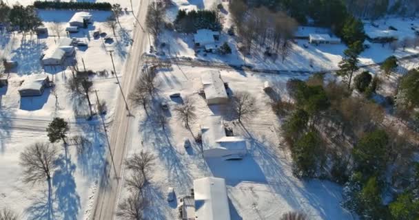 Vista aérea de um dia nevado na cidade americana de mostrar linhas casas com cobertas de neve telhados o tempo de inverno — Vídeo de Stock