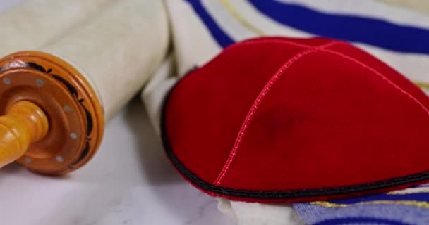 Judaico ortodoxo preparado com Torah Scrolls kosher matzah em pesach tradicional feriado judaico Páscoa — Vídeo de Stock