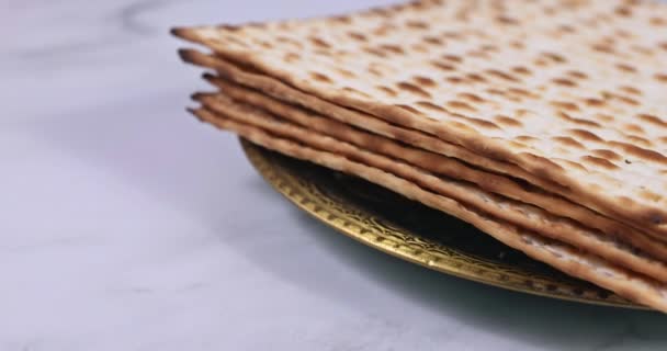 Pesach páska szimbólumok nagy zsidó ünnep hagyományos matzah, seder, kippah és tallit, Tóra tekercs — Stock videók