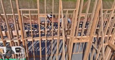 Yapım aşamasındaki yeni evin kiriş çubuğu çerçevesi