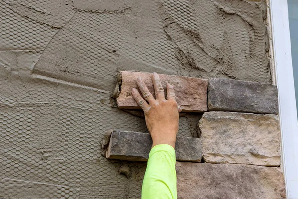 Trabajador Está Instalando Soportes Ladrillo Piedra Decorativa Pared — Foto de Stock