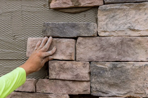 Proceso Trabajador Colocación Ladrillos Decorativos Piedra Pared — Foto de Stock