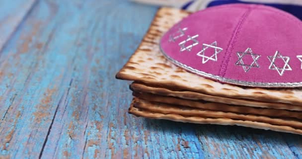 Pesach Єврейське традиційне свято з сувоєм torah і кошерною маца в пасхальну відпустку — стокове відео