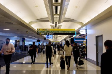 20 Eylül 2021 Houston TX USA: Houston George Bush Kıtalararası Havalimanı IAH ile havaalanında yürüyen yolcular 