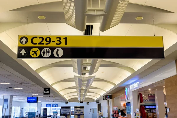 2021年9月20日休斯顿Tx Usa 身份不明的乘客在休斯顿洲际机场行走 休斯顿 — 图库照片