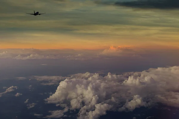 Βραδινός Ουρανός Δραματικά Σύννεφα Πάνω Από Αεροπλάνο Την Ανατολή Του — Φωτογραφία Αρχείου