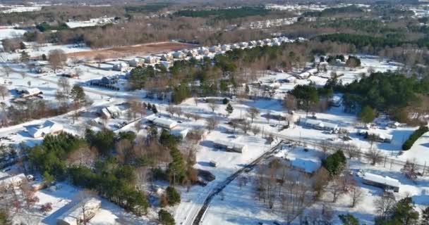 在一个小城镇的雪地之后，住宅区街道上的雪冬来临了 — 图库视频影像