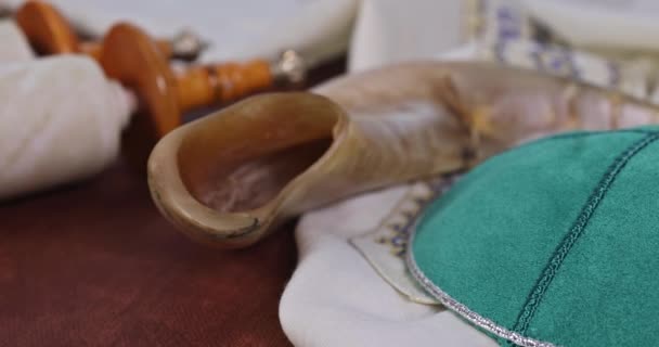 Židovské náboženské symboly se shofar tallit modlitební kniha Tóra svitky ukazatel — Stock video