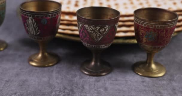 Orthodoxe Juden mit vier Tassen Wein koscher Matza am traditionellen Pesach jüdischen Pessach-Pessach-Pessach-Feiertag zubereitet — Stockvideo