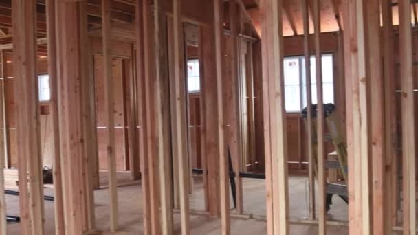 Feixe de enquadramento da nova casa em construção home framing — Vídeo de Stock