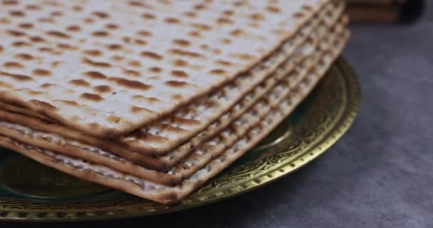 Matzoh jewish holiday bread Jewish family celebrating passover — Stock Video