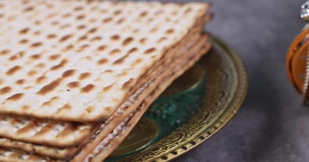 Pesaj celebración tradicional judía con el pergamino de la Torá y matzá kosher en la fiesta de Pascua — Vídeo de stock