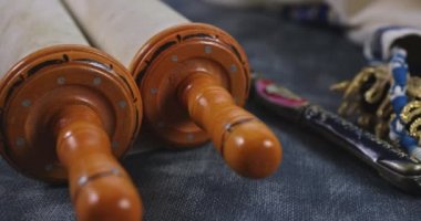 Yahudi bayramları, dua sırasında kippa, şallı ve şallı, Torah parşömeni.