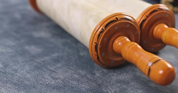 Joodse feestdagen, tijdens gebed items kippa met gebed sjaal tallit op shofar, Torah scroll — Stockvideo