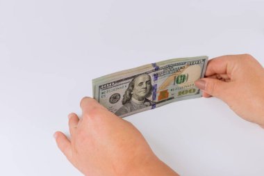 Beyaz arka planda bir dolar nakit para var.