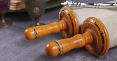 Torah parşömeniyle Pesach Yahudi geleneksel kutlaması ve Hamursuz Bayramı 'nda Yahudi matzası.
