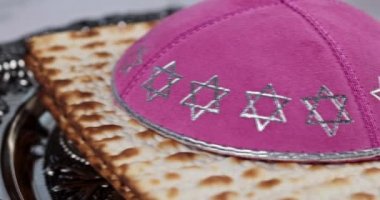 Matzoh Yahudi bayramı ekmeği Yahudi ailesi Hamursuz Bayramı 'nı kutluyor