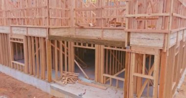 Yeni evin çerçeve kirişinin inşaatı ev çerçevesi