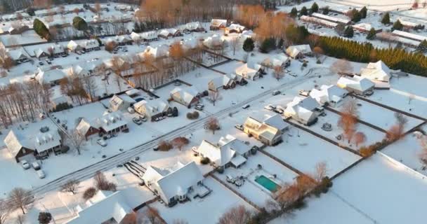 Paisagem de inverno telhado casas nevadas de Boiling Springs pequena cidade durante um dia de inverno após a queda de neve a vista aérea na Carolina do Sul — Vídeo de Stock