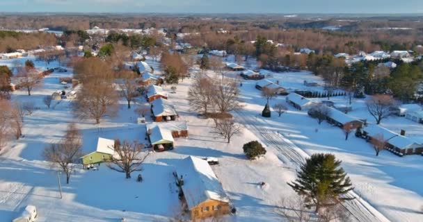 美しい町の都市景観での住宅街の空中ビューサウスカロライナ州ボイリングスプリングスの冬の季節 — ストック動画