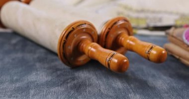 Torah 'ın kutsal kitabının olduğu Yahudi dini sembolleri bir işaretçi.