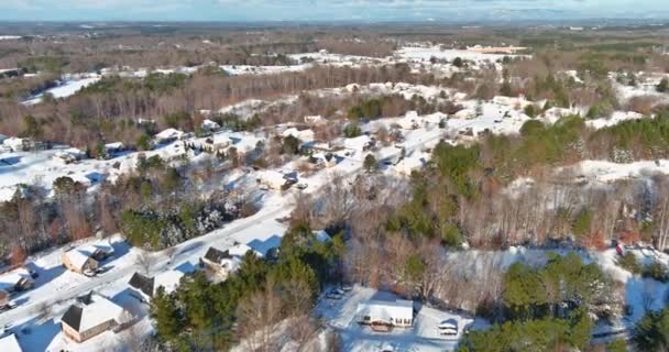 Αεροφωτογραφία προς τα κάτω σε καλύπτονται μεμονωμένα σπίτια και δρόμους κατά τη χειμερινή περίοδο αυλές καλύπτονται χιόνι με χιόνι — Αρχείο Βίντεο