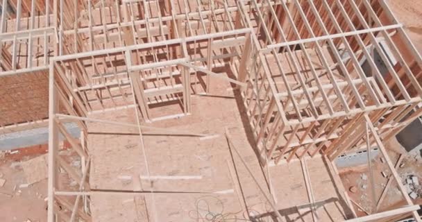 Große Holzbalken Fachwerk Innenansicht eines Hauses im Bau — Stockvideo