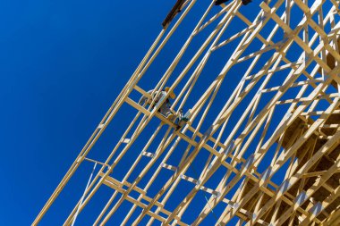 Standart ahşap çerçeveli kadar bina ile yakın çatı makasları