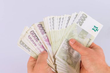 Kafkasyalı adam elinde czech koruna nominal kağıt banknotlar tutuyor.