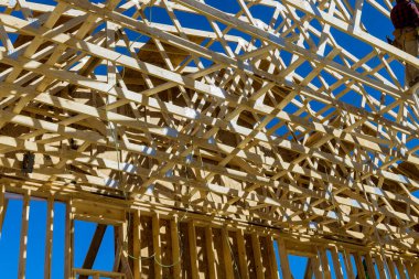 Yeni ahşap evin yapım aşamasındaki ahşap iskeletinin havadan görünüşü