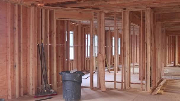 Budowa domu oprawa belki nowego domu — Wideo stockowe