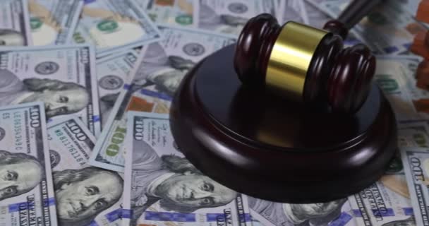 Tribunal estadounidense impuso un arresto a domicilio de la propiedad sanciones con billetes de dólares estadounidenses — Vídeo de stock