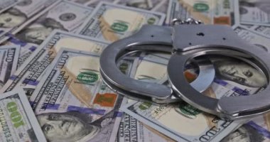 Polis kelepçeli yasal adalet masasında bir sürü nakit para var.