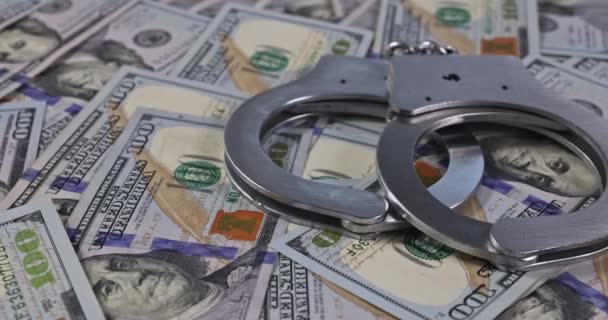 Justizschreibtisch mit Polizeihandschellen von vielen Dollar Bargeld — Stockvideo