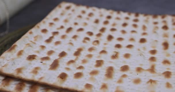 การเฉลิมฉลองของชาวยิวกับโคเชอร์แมทซาห์ในวันหยุดเทศกาลปัสกาของชาวยิวดั้งเดิม — วีดีโอสต็อก