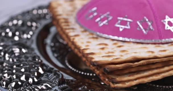 Pessach israelisches Matzabrot zum jüdischen Feiertag mit Torarolle — Stockvideo