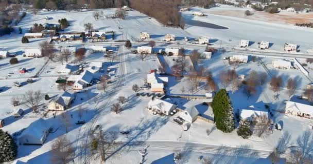 Vista aérea suburbio después de una caída de nieve fresca está brillando brillantemente todo el suelo techos está cubierto de nieve blanca limpia — Vídeo de stock