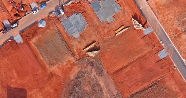 Widok z lotu ptaka na przygotowanie prac niedokończonych fundamentem do budowy nowego domu na przedmieściach — Wideo stockowe