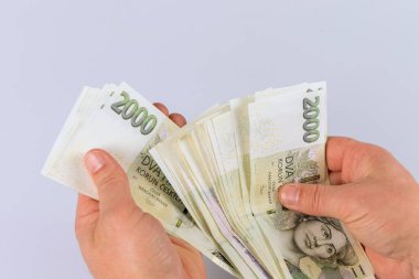 Çek Koruna para birimi faturaları CZK banknotu elinde para sayıyor