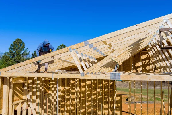 Standard Timber Framed Building Close Roof Trusses Workers Nailing Wood — Stock Photo, Image