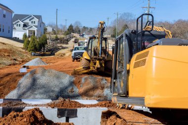 Tamir sırasında, eski köprünün onarılması ve küçük bir nehrin üzerindeki yeniden inşa yolunun onarılması.