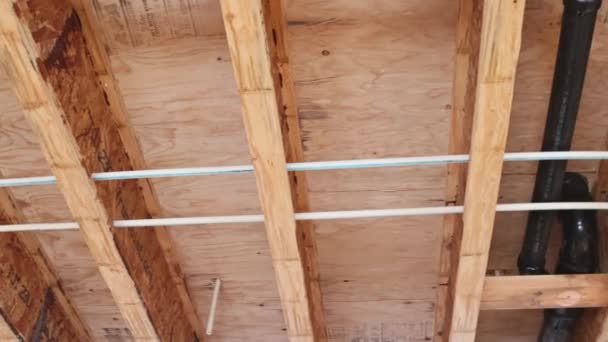 Construcción de casas nuevas enmarcando una casa en construcción — Vídeo de stock