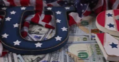 Amerikan Bayrağında yığınla parası olan iş milliyetçiliği kavramı