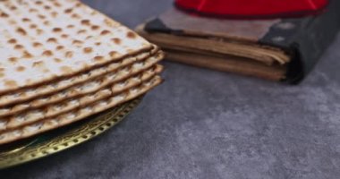 Pesach Yahudi kutlaması geleneksel Yahudi bayramında koşer matzah ile