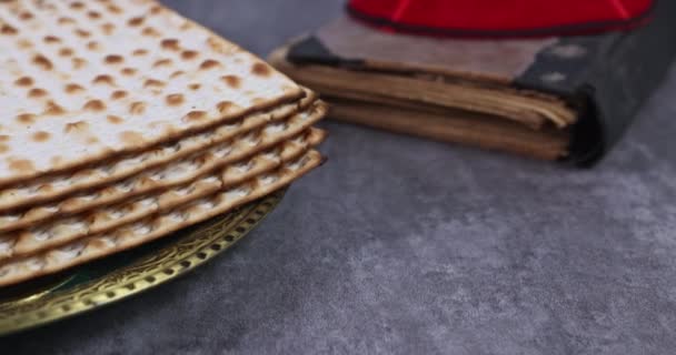 Песах еврейский праздник с кошерной мацы на традиционный еврейский праздник Пасхи — стоковое видео